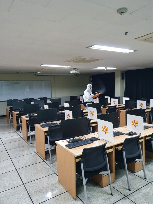동국대학교가 오는 3월 2일 개강을 앞두고 신형 소독기를 건물 입구에 설치하고 매일 방문자들의 체온을 점검하는 등 코로나19 방역에 분주하다. 사진=동국대 제공