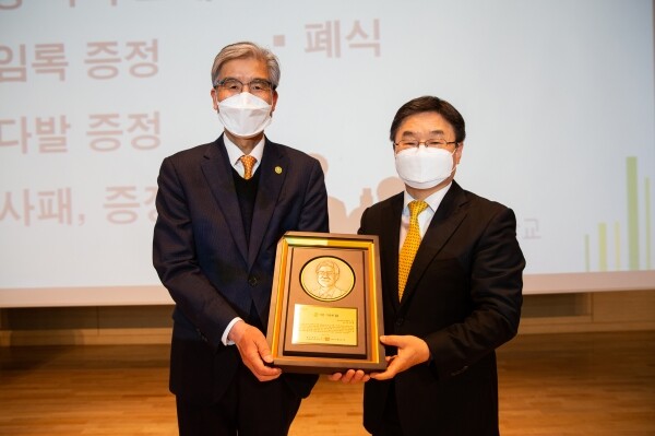 경남과기대 김남경 총장(좌)이 경상대 권순기 총장에게 이임 기념패를 받고 있다. 사진=경남과기대 제공