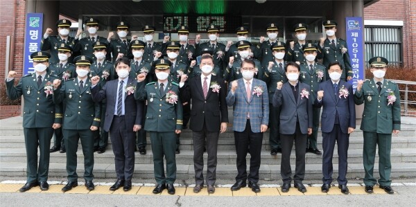 26일 열린 전남대 제105 학생군사교육단 임관식에서 관계자들과 학군장교들이 기념촬영을 하고 있다. 사진=전남대 제공