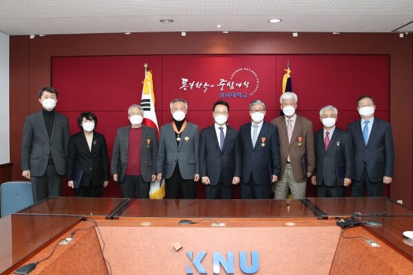 26일 강원대 대학본부 3층 회의실에서 열린 '2021년 퇴직교원 정부포상 전수식'에서 관계자들이 기념촬영을 하고 있다. 사진=강원대 제공