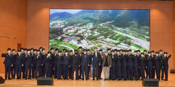 26일 열린 ‘2021년 창원대학교 학생군사교육단 학군사관 후보생 임관·입단·승급식’에서 관계자들이 기념촬영을 하고 있다. 사진=창원대 제공