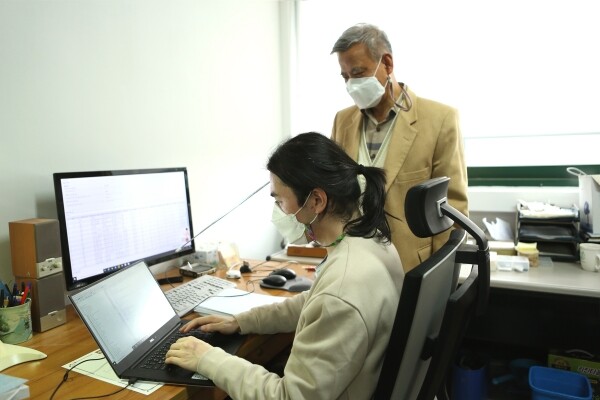 울산대 연구팀의 지능 품질 제어 시스템 개발 모습. 사진=울산대 제공