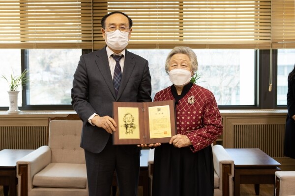 서울대 교육학과를 졸업한 김인수 씨(우)가 2일 서울대가 마련한 감사패 전달식에서 오세정 총장과 기념촬영하고 있다. 사진=서울대 제공