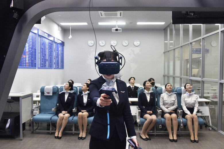 교육부가 인공지능(AI)・빅데이터 등 신산업 분야 전문기술인재 양성을 위해 ‘신산업 분야 특화 선도전문대학' 12개교를 선정해 3년간 재정 지원한다. 올해 지원 규모는 대학당 각 10억원씩 총 120억원이다. 사진은 인천재능대 항공운항서비스과 VR실습 모습. 사진=인천재능대 제공