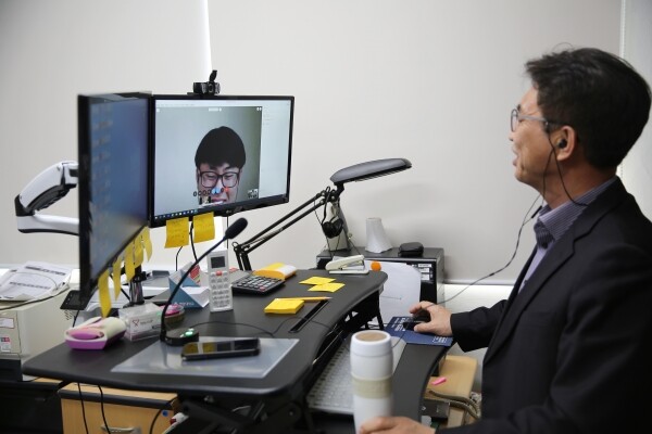 정부영 충청대 교수는 ‘한국형 직업교육 원격수업 모델 개발에 관한 기초연구’를 통해 전문대학 원격교육 활성화를 위해 통합시스템 개발이 필요하고, 인적자원 지원 및 역량강화를 위한 정부 차원의 관련 재정지원이 뒤따라야 한다고 제언했다.