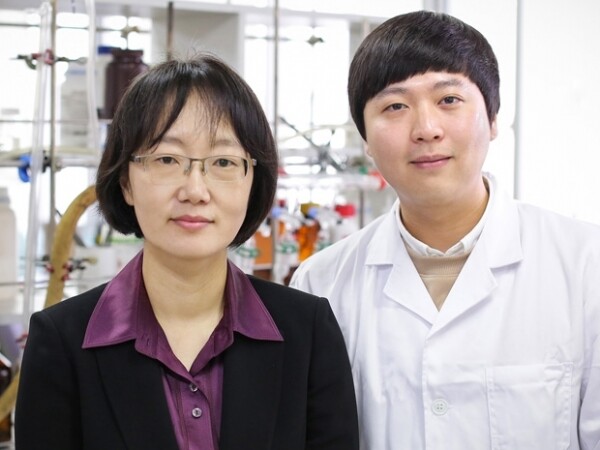윤재숙 교수(왼쪽)와 논문 제1저자 장원준 박사. 사진=성균관대 제공
