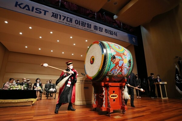 8일 열린 취임식에서 이광형 총장이 전진의를 타고하고 있다. 사진=KAIST 제공