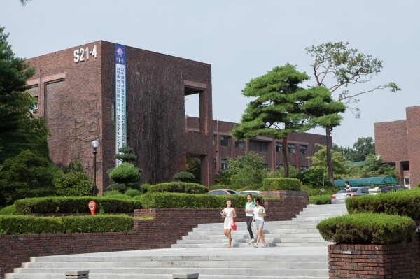충북대 농업생명환경대학은 방글라데시 IUBAT대학교 농과대학과 업무협약을 체결했다고 8일 밝혔다. 충북대 농업생명환경대학 전경. 사진=충북대 제공