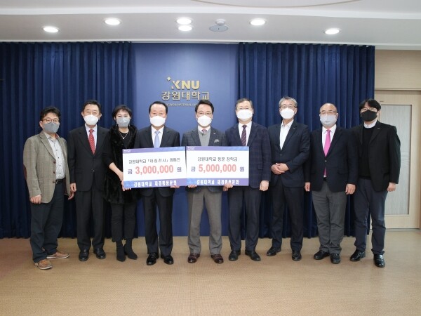 재경강원대총동문회 관계자들이 김헌영 총장에게 대학발전기금을 전달한 후 기념촬영하고 있다. 사진=강원대 제공