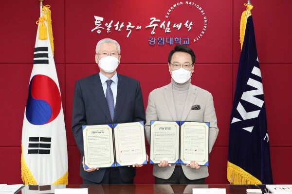 강원대학교와 (사)대한산업보건협회는 12일 강원대 대학본부 3층 교무회의실에서 ‘산업보건분야 협력체계 구축’을 위한 협약을 체결했다. 사진=강원대 제공