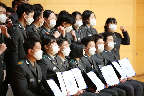 영남이공대학교 부사관·우정공무원 계열은 15일 오전 11시 천마체육관에서 ‘부사관과 승급 및 제복 착용식’을 개최했다. 부사관과 승급 및 제복 착용식을 마치고 기념촬영을 하고 있다. 사진=영남이공대 제공