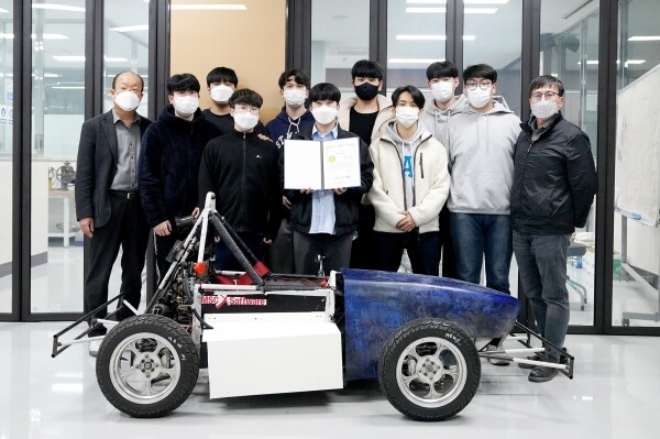 영남이공대학교 기계공학과와 전기자동화과 융합팀이 ‘제2회 대학생 스마트 e-모빌리티 경진대회’에서 장려상을 수상했다. 제2회 대학생 스마트 e-모빌리티 경진대회에서 장려상을 수상한 CR&DE SAE팀과 최정원 교수(좌)와 장운근 교수(우). 사진=영남이공대 제공