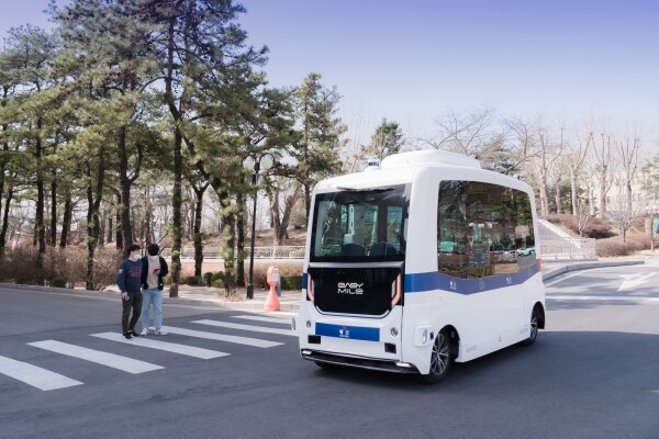 서울과학기술대학교 전기정보기술연구소는 17일 교내 테크노큐브동에서 국내 대학 최초로 자율주행차(스프링카) 출범식을 개최하고, 상시 운행을 시작했다. 자율주행중인 스프링카. 사진=서울과기대 제공