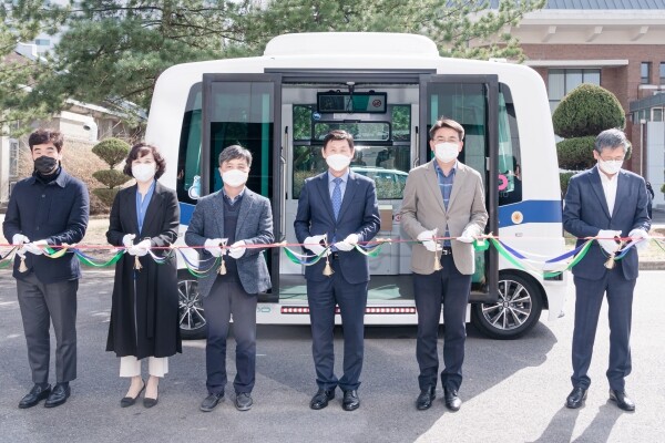 서울과학기술대학교 전기정보기술연구소는 17일 교내 테크노큐브동에서 국내 대학 최초로 자율주행차(스프링카) 출범식을 개최하고, 상시 운행을 시작했다. 사진=서울과기대 제공