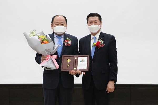제31대 이임수 회장(왼쪽), 제32대 문태현 회장이 18일 이·취임식을 갖고 기념사진을 촬영하고 있다. 사진=숭실대 제공