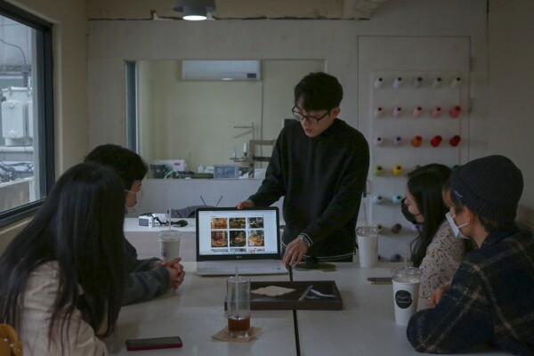 전북대 졸업생 김형주씨가 창업한 기업 '가젯'의 원데이 클래스 모습. 사진=전북대 제공전북대 졸업생 김형주씨가 창업한 기업 '가젯'의 원데이 클래스 모습. 사진=전북대 제공