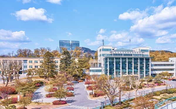 서울과기대는 6개 대학과 컨소시엄을 구성해 산학프로젝트 기반 ‘반도체 소재부품 장비기술 전문인력 양성사업’에서 ‘반도체 패키지&테스트’ 분야에 최종 선정됐다. 서울과기대 전경. 사진=서울과기대 제공