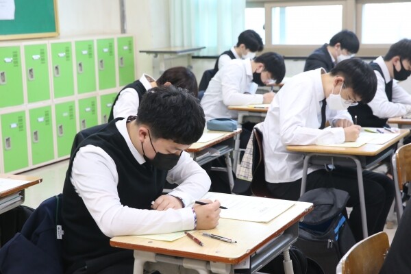지난 23일 창원신월고 1학년 학생들이 전국연합학력평가를 치르고 있다. 사진=경남도교육청 제공
