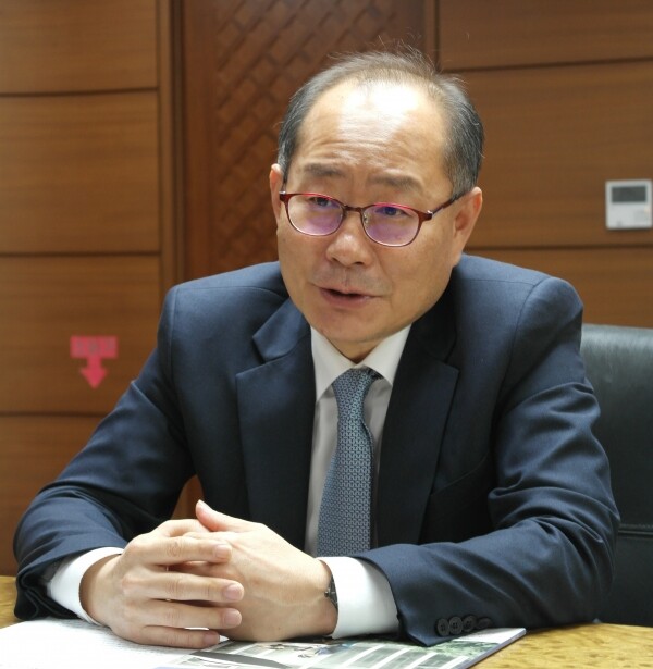 이재용 총장이 임기 중 역점과제 추진 계획과 대학 발전계획을 설명하고 있다.