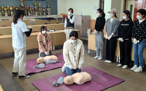 동신대 대학일자리센터가 마련한 한국형 전문소생술 자격증 취득 과정 실습 모습. 사진=동신대 제공