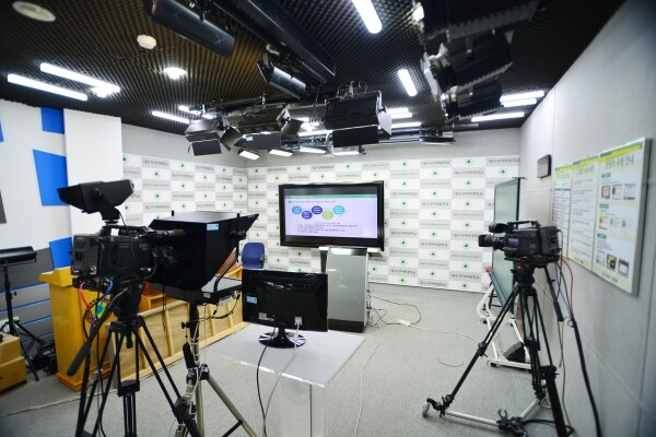 교육부와 한국교육학술정보원은 28일 '2021년 원격대학 교육혁신 지원 사업' 공고를 내고 원격대학 특성화 기반의 융합과정 교육모델에 대한 제안서 접수를 받는다고 밝혔다. 대구사이버대 원격 수업 강의실 모습. 위 사진은 특정한 내용과 관계 없음. 사진=대구사이버대 제공