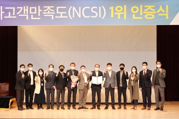 영남이공대학교는 지난 31일 천마스퀘어 시청각실에서 ‘2020년도 국가고객만족도(NCSI) 전문대학부문 1위 인증식’을 개최했다. 국가고객만족도 1위 인증식을 마치고 참석자들이 기념촬영을 하고 있다. 사진=영남이공대 제공