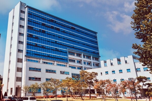 서울과기대 일반대학원 데이터사이언스학과가 산업통상자원부에서 주관하고 한국산업기술진흥원에서 시행하는 ‘데이터분석기반의 전자제조 전문인력양성사업’에 선정됐다. 서울과기대 프론티어관 전경. 사진=서울과기대 제공