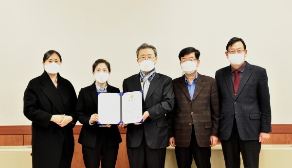 인천재능대 권대봉 총장과 보건의료행정과 교수들이 기념사진을 촬영하고 있다. 사진=인천재능대 제공