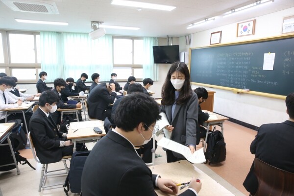 창원 신월고 학생들이 전국연합학력평가 시험을 치르고 있다. 사진=경남교육청 제공
