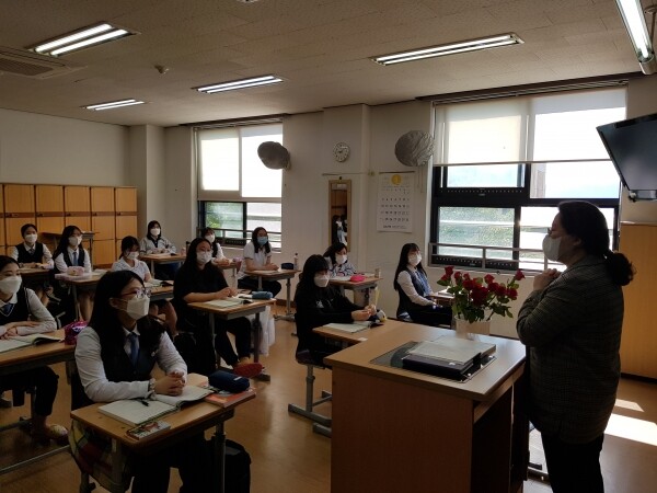 수험생들이 자신의 주력전형을 정하기 위해서는 우선 자신의 모의고사 점수와 내신 성적으로 갈 수 있는 대학을 각각 체크해봐야 한다. 수업을 듣고 있는 고등학생 모습. 사진=대학저널DB