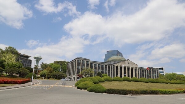 대구‧경북지역 20개 대학이 손잡고 지역 산업에 맞는 혁신 인재 양성을 위한 ‘대구경북혁신대학’ 설립 추진에 나선다. 경북대 본관. 사진=경북대 제공