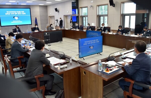 김석준 부산광역시교육감이 6일 오후 3시 시교육청 별관에서 신호철 부산가톨릭대총장을 비롯한 부산지역 4년제 14개 대학교 (부)총장과 전호환 국가교육회의 고등직업교육개혁전문위원회 위원장 등이 참석한 가운데 열린 ‘교육감과 지역대학 총장 간담회’에서 지역인재 육성을 위한 공동대응 방안 등을 논의하고 있다. 사진=부산시교육청 제공