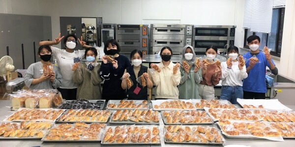 선문대는 식품과학과 동아리 ‘빵 터지는 행복 소리’에서 활동하는 20여명의 유학생들이 매주 토요일 4~500개의 빵을 만들어 생활이 어려운 유학생들은 물론 지역 사회에도 전달하고 있다고 7일 밝혔다. 선문대 유학생들이 나눔을 위한 빵을 만들고 있다. 사진=선문대 제공