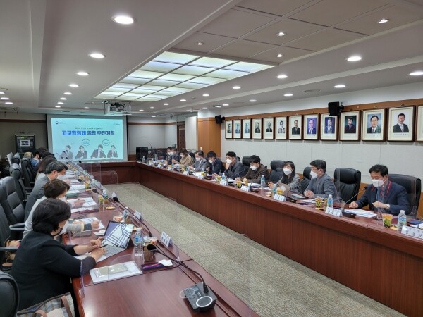 전국대학교 입학관련처장협의회는 지난 8일 대전 한밭대 회의실에서 교육부, 한국대학교육협의회와 함께 대입전형 관련 회의를 진행했다. 사진=전국대학교 입학관련처장협의회 제공