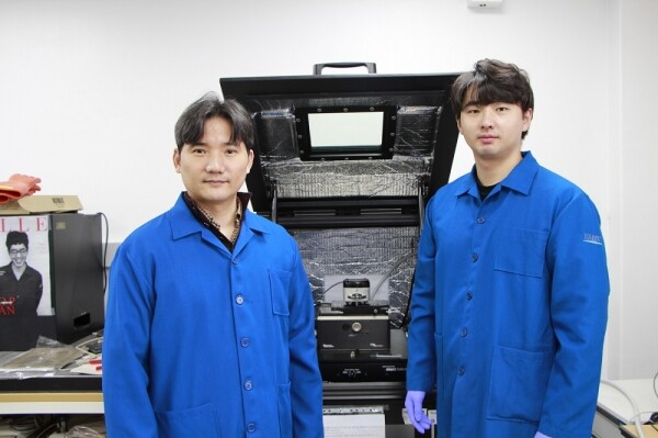 (왼쪽부터) KAIST 신소재공학과 홍승범 교수, 박건 박사과정 대학원생. 사진=KAIST 제공