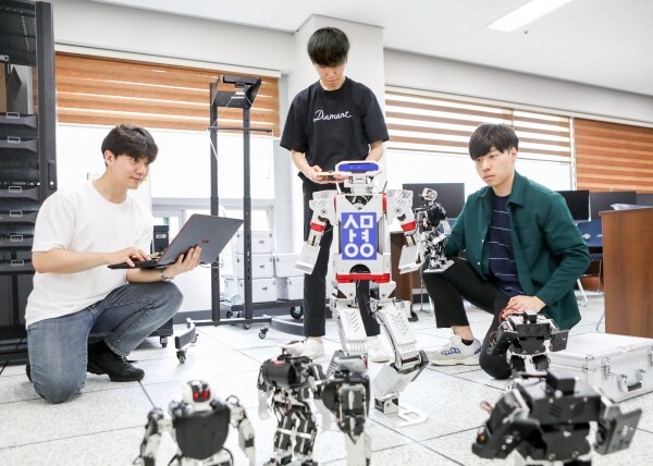 정부가 2025년까지 미래차와 바이오헬스, 시스템반도체 등 ‘BIG3’와 인공지능(AI) 분야를 이끌 혁신인재 7만명을 양성한다. 사진은 SW중심대학인 상명대 학생들의 실습 모습. 사진=상명대 제공정부가 2025년까지 미래차와 바이오헬스, 시스템반도체 등 ‘BIG3’와 인공지능(AI) 분야를 이끌 혁신인재 7만명을 양성한다. 사진은 SW중심대학인 상명대 학생들의 실습 모습. 사진=상명대 제공