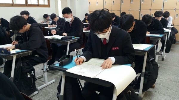 2021학년도 학력평가를 치르고 있는 학생들 모습. 사진=대학저널DB