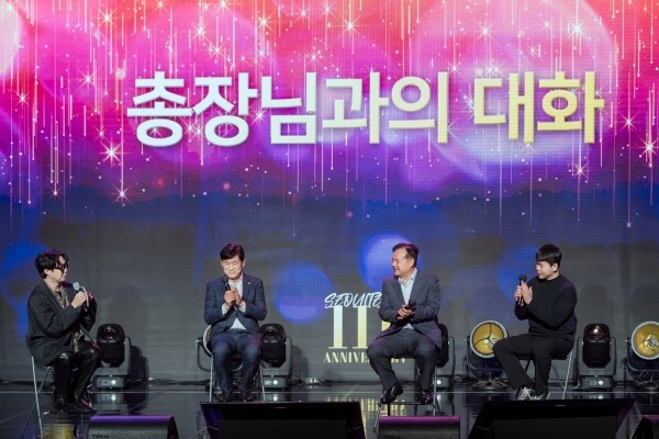 서울과학기술대학교는 개교 111주년을 맞이해 14일 대학 공식 유튜브 채널을 통해 ‘개교 111주년 기념 온라인 행사’를 진행했다. (왼쪽부터) MC 하하, 이동훈 총장, 나기선 총동문회장, 이명인 총학생회장. 사진=서울과기대 제공