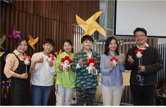 장애인의 날을 맞아 전국 초등학생을 대상으로 라디오로 송출되는 프로그램 '우리의 노래' 출연진. 사진=교육부 제공