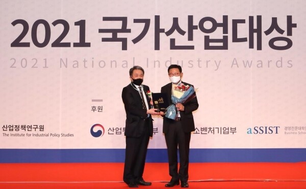 아주자동차대학이 지난 15일 서울 홍은동 스위스그랜드호텔 그랜드볼룸에서 열린 ‘2021 국가산업대상’ 시상식에서 ‘인재양성부문’ 대상을 3년 연속 수상했다. 박병완 아주자동차대학 총장(오른쪽)과 조동성 산업정책연구원 이사장. 사진=아주자동차대 제공