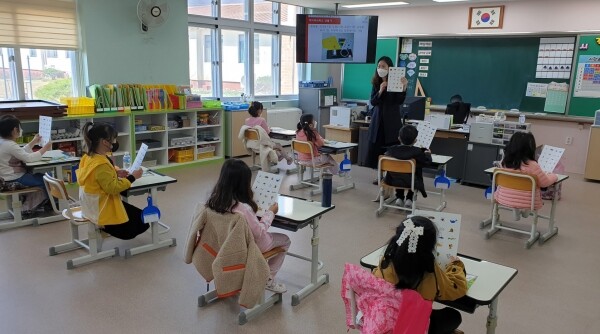 한국교통대 과학문화진흥센터에서 파견한 과학실험 전문강사가 초등학생들을 대상으로 프로그램을 진행하고 있다. 사진=한국교통대 제공