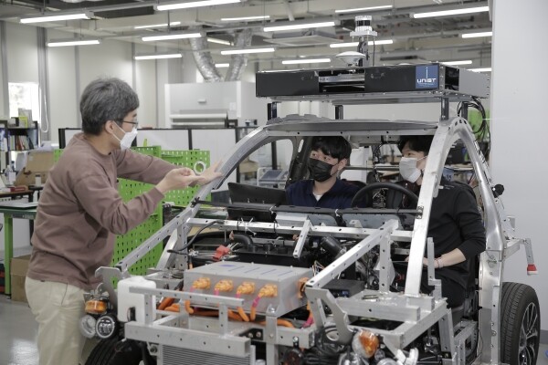 UNIST와 울산대학교는 ‘2021년 현장연계 미래선도 인재양성 지원사업’에 최종 선정됐다고 19일 밝혔다. UNIST 기계공학과 권철현 교수팀의 모습. 사진=UNIST 제공