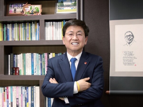 최교진 전국시도교육감협의회장이 대학저널과의 인터뷰 후 세종시교육청 교육감 집무실에서 환하게 웃고 있다.