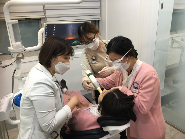 Digital Dental Expert반 학생들의 실습 모습