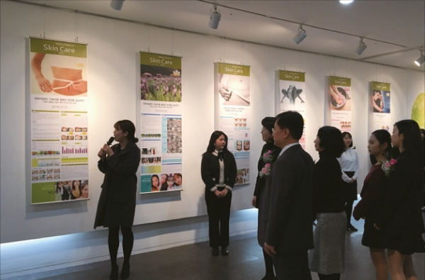 연성대 학생이 스마트 뷰티어드바이저 캡스톤디자인 결과를 발표하고 있다.