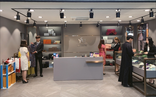 연성대 학생들이 현장미러형 실습실에서 중국어 샵마스터 판매실습을 잔행하고 있다.