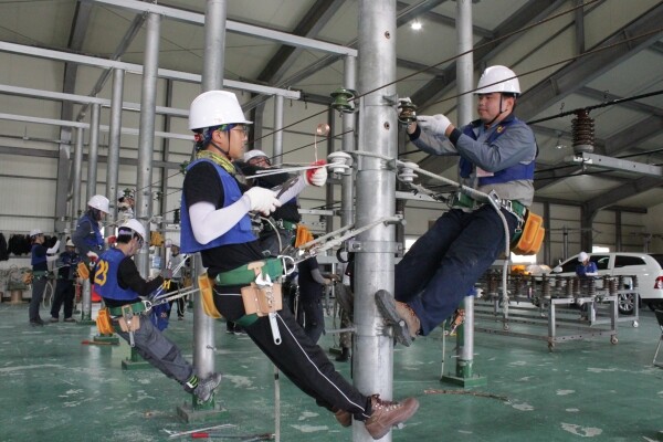 신성대 스마트그리드 전기설비반 학생들의 실습 모습. 사진=신성대 LINC+사업단 제공