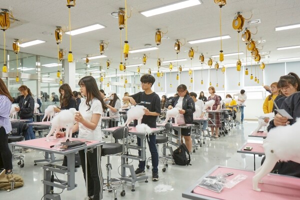 연암대 반려동물산업 트랙 학생들의 실습 모습. 사진=연암대 LINC+사업단 제공