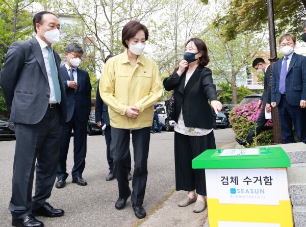 서울대학교 보건대학원(원장 이기영)이 5월부터 ‘공중보건 위기대응체계 개발’ 연구에 착수한다. 사진은 26일 '코로나19' 선제검사 참관을 위해 서울대를 방문한 유은혜 부총리. 사진=교육부 제공