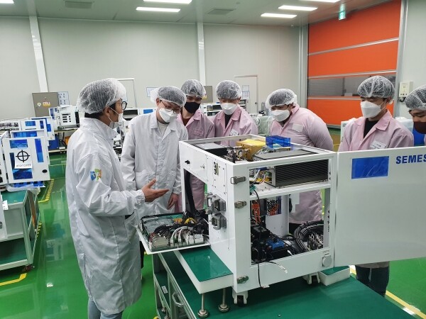 오산대 반도체장비반 학생들의 협약산업체 현장견학 모습